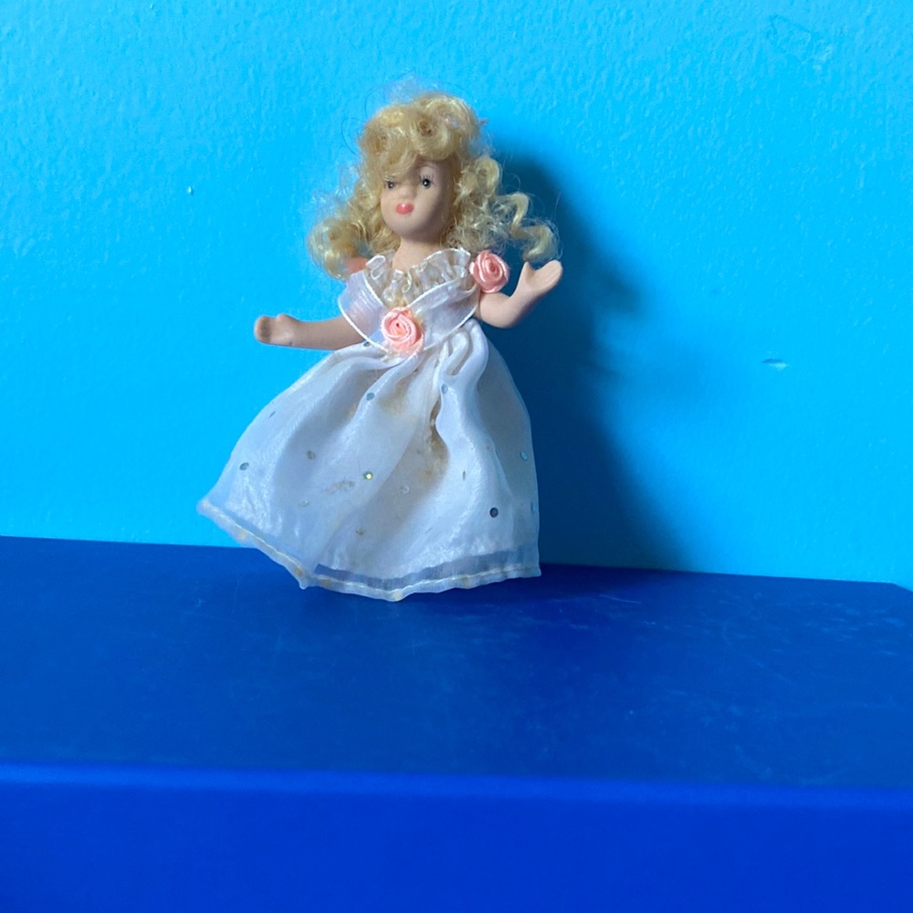 🧍♀️Small Girl Figure🧍♀️ - Picture 3 of 3